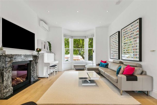 A fabulous family home, superbly located on Creswick Road in Ealing. - Photo 1