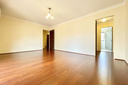 Three-bedroom townhouse in a prime Strathfield South location - Photo 4