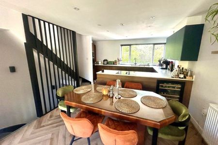 Newton Court - Photo 2