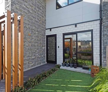 Cute, Compact & Modern Townhouse - Photo 4