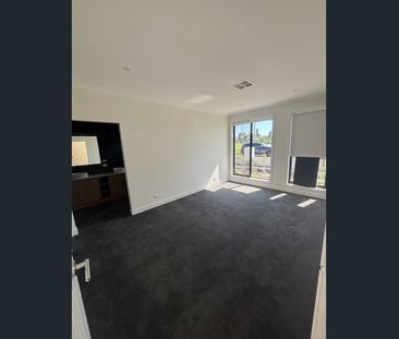 Brand New 5-Bedroom Family Home – Spacious & Modern Living - Photo 2