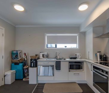 Looking for a cozy, stylish spot in the heart of Hamilton? - Photo 2
