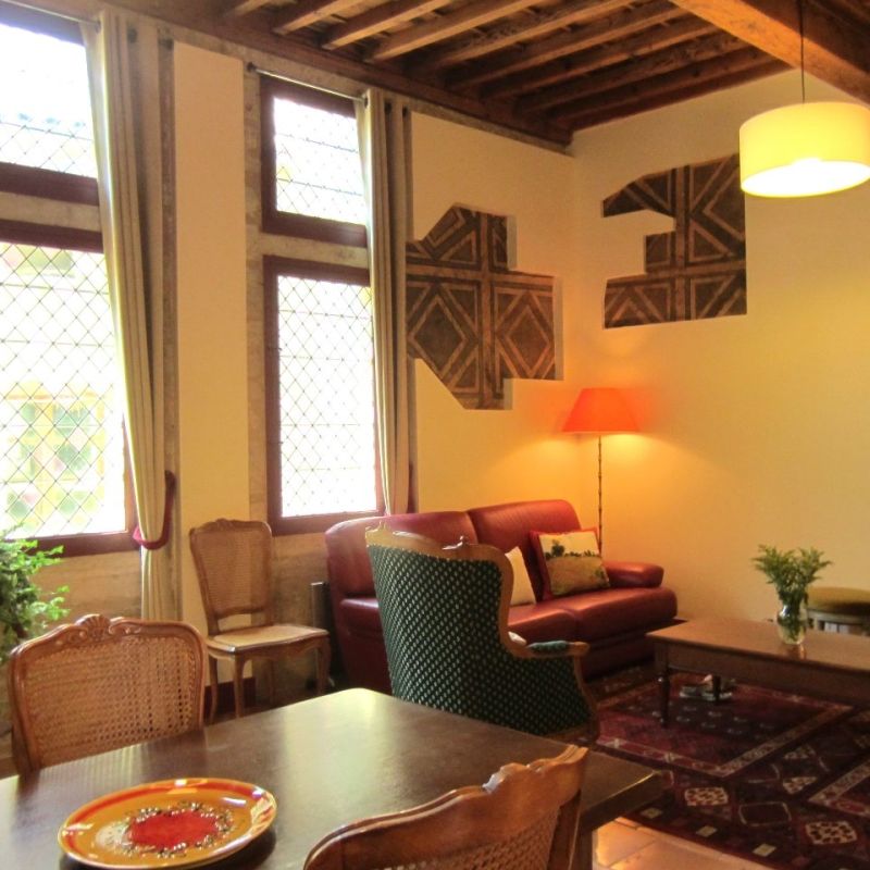 A Louer appartement de 65 m² entièrement meublé dans centre historique de Pézenas. - Photo 2