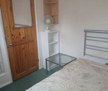 3 Bed Terraced House, Finnis Street, E2 - Photo 6