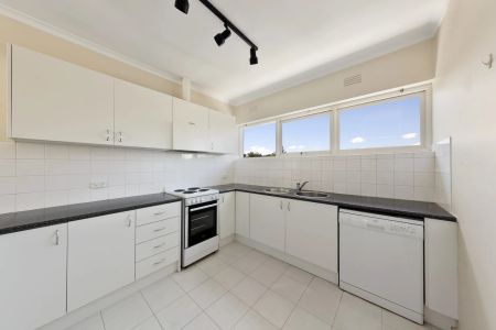 Bright Two Bedroom Apartment. - Photo 4