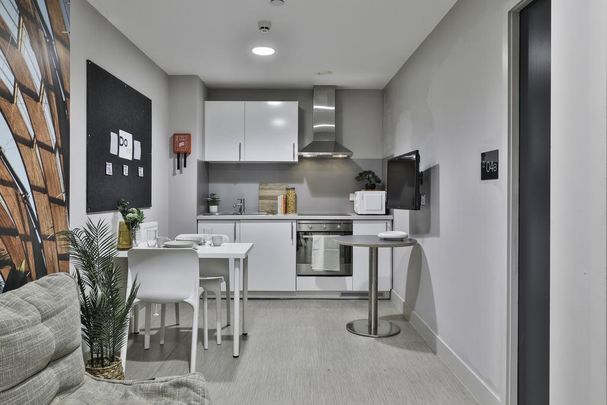 1 bedroom in a flat share to rent - Photo 1