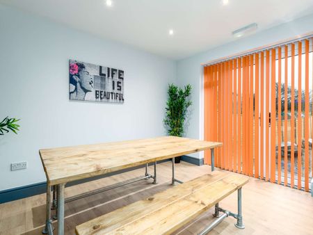 OX Living is proud to present this high-quality 7-bedroom co-living property, perfect for working professionals looking for stylish, stress-free living. Room 5 - Photo 2