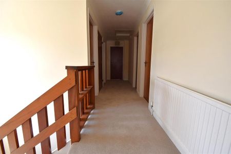 4 bedroom detached house to rent - Photo 3