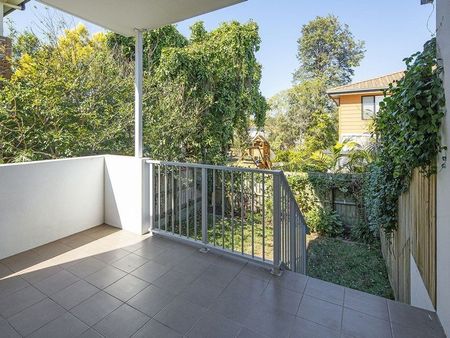 PET FRIENDLY – LARGE GRASSED COURTYARD, SPACIOUS GROUND FLOOR UNIT - Photo 3