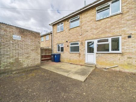 2 bedroom ground floor flat to rent - Photo 3