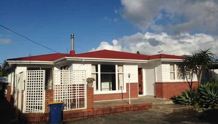 39 Archibald Road, Kelston - Photo 2