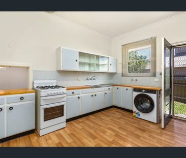 Prime Location! - Photo 6