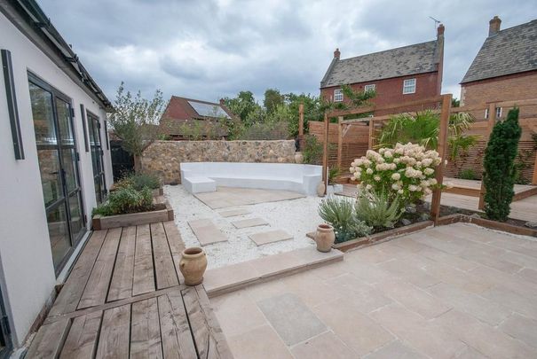 5 bedroom detached house to rent - Photo 1