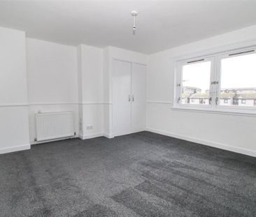 3 bedroom flat to rent - Photo 4