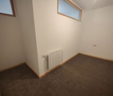 Flat in White Hart Yard, Penrith - Photo 2