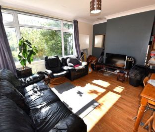 4 bedroom House in Headingley Crescent, Leeds - Photo 1