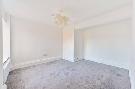 3 bedroom flat to rent - Photo 4