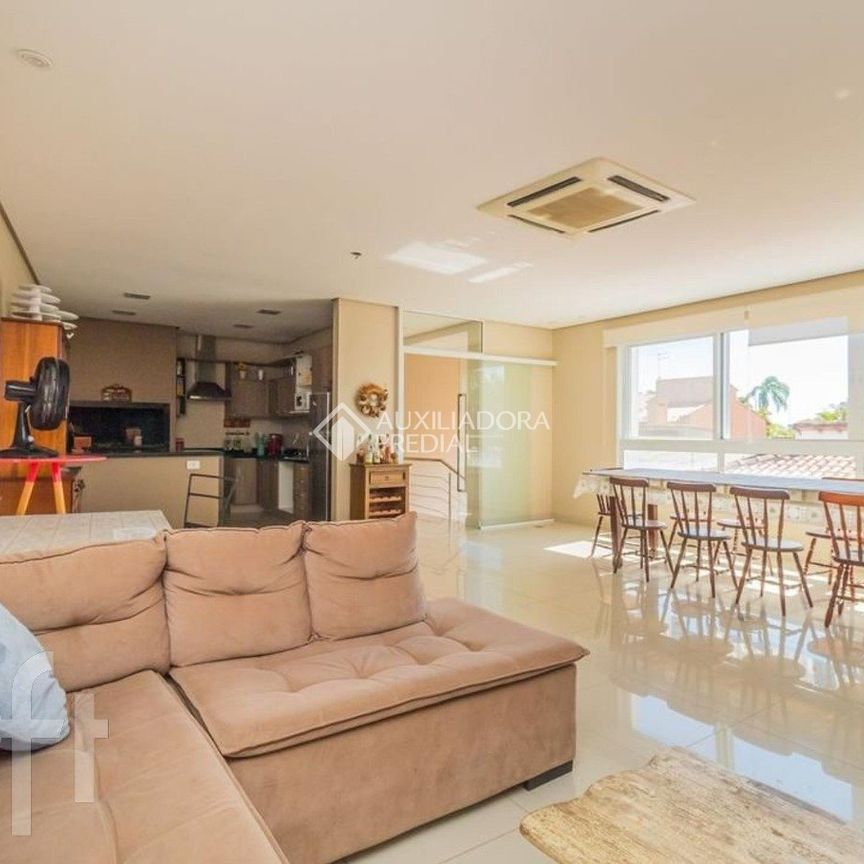 Casa com 4 quartos e 374m² para alugar em Guarujá, Porto Alegre. - Photo 1