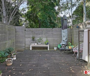 Spacious & Fantastic Townhouse With North Facing Courtyard in Prime... - Photo 5