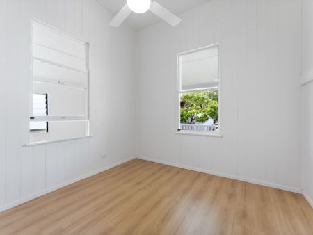 Beautiful Renovated Queenslander&excl; - Photo 3