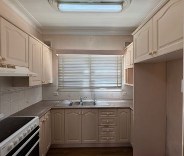 5 Bedroom Family Home in a Prime Location! - Photo 6