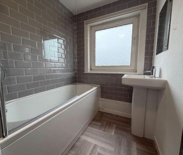 3 bedroom flat to rent - Photo 4