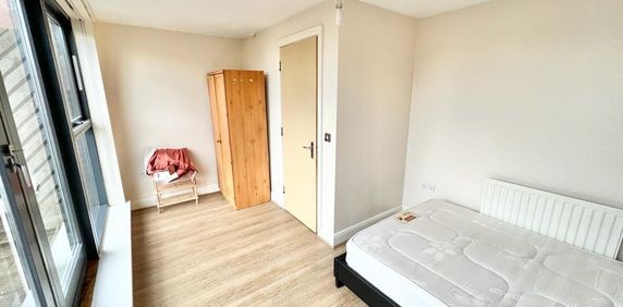 1 bedroom in a house share to rent - Photo 2