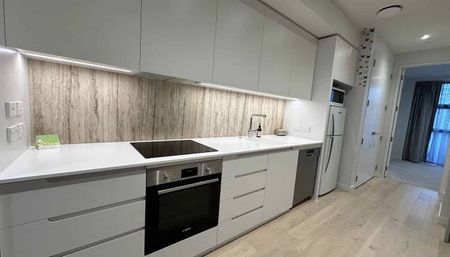 Stylish Epsom Apartment with Amenities - Photo 2