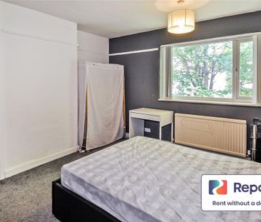 4 bedroom semi-detached house to rent - Photo 2