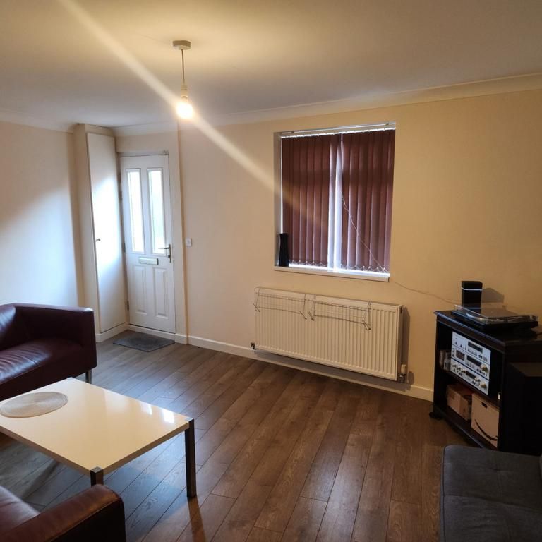 1 bedroom in a house share to rent - Photo 1