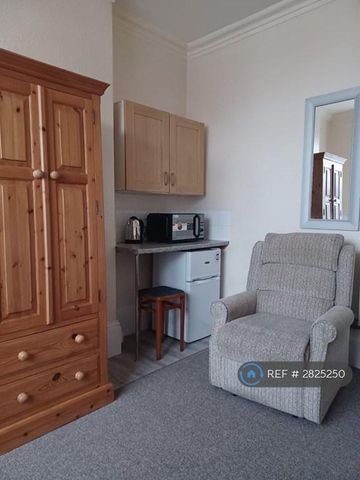 1 bedroom in a house share to rent - Photo 4