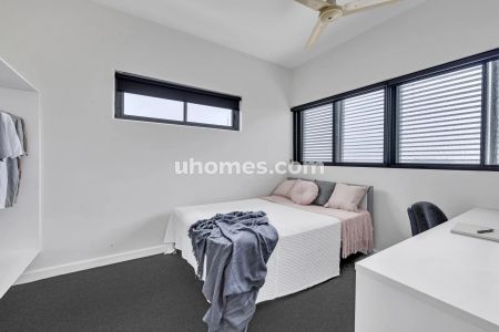 1 Bedroom Apartment Premium - Photo 2