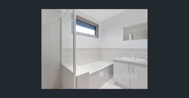 WELL MAINTAINED FAMILY HOME ! - Photo 1