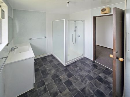 Three Bedroom House in Southgate - Photo 5