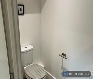 1 bedroom in a house share to rent - Photo 6