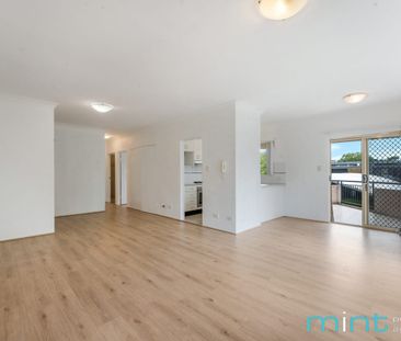 Recently Updated Top Floor Apartment - Photo 5
