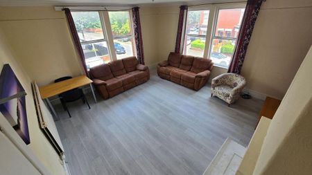 6 bedroom detached house to rent - Photo 2