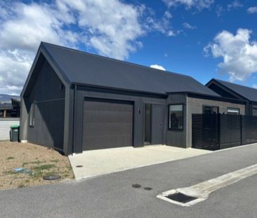 NEAR-NEW CONTEMPORARY LIVING - Photo 6