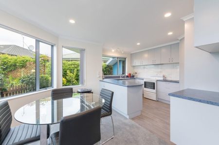 Large Village Charmer - Photo 4