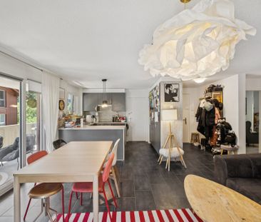 Sunny 2-Bedroom Haven with Terrace & Fireplace - Photo 6