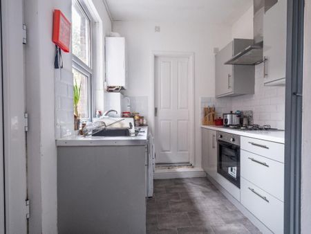 2 bedroom ground floor flat to rent - Photo 5