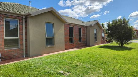 Spacious 5-Bedroom Family Home - Photo 2