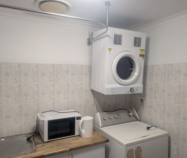 Cozy 2 Bedroom Unit In the Centre of Town! - Photo 3