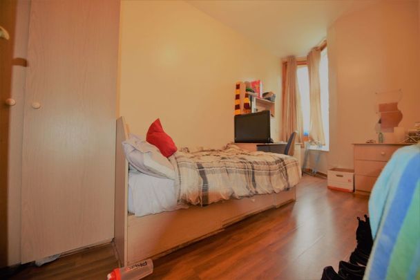 6 bedroom Flat in Hollybank, Leeds - Photo 1