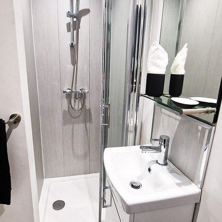 1 bedroom in a house share to rent - Photo 3