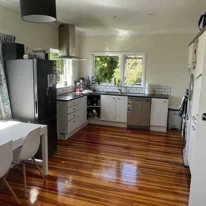 Large, sunny home with 4/5 bedrooms - Photo 1