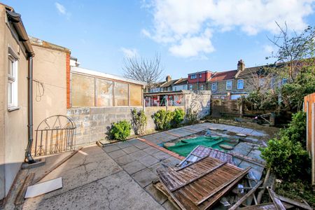 4 Bed Terraced House, Lathom Road, E6 - Photo 5