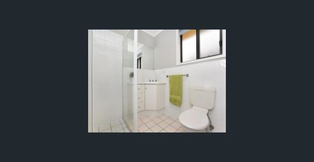 IMMACULATE 4 BEDROOM FAMILY HOME WITH POOL - Photo 4