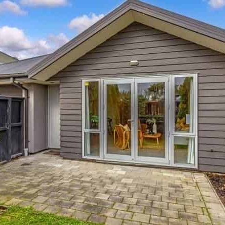 Modern Edgeware Haven - Photo 1