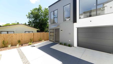 Brand new 3 bedroom sunny home - Photo 2